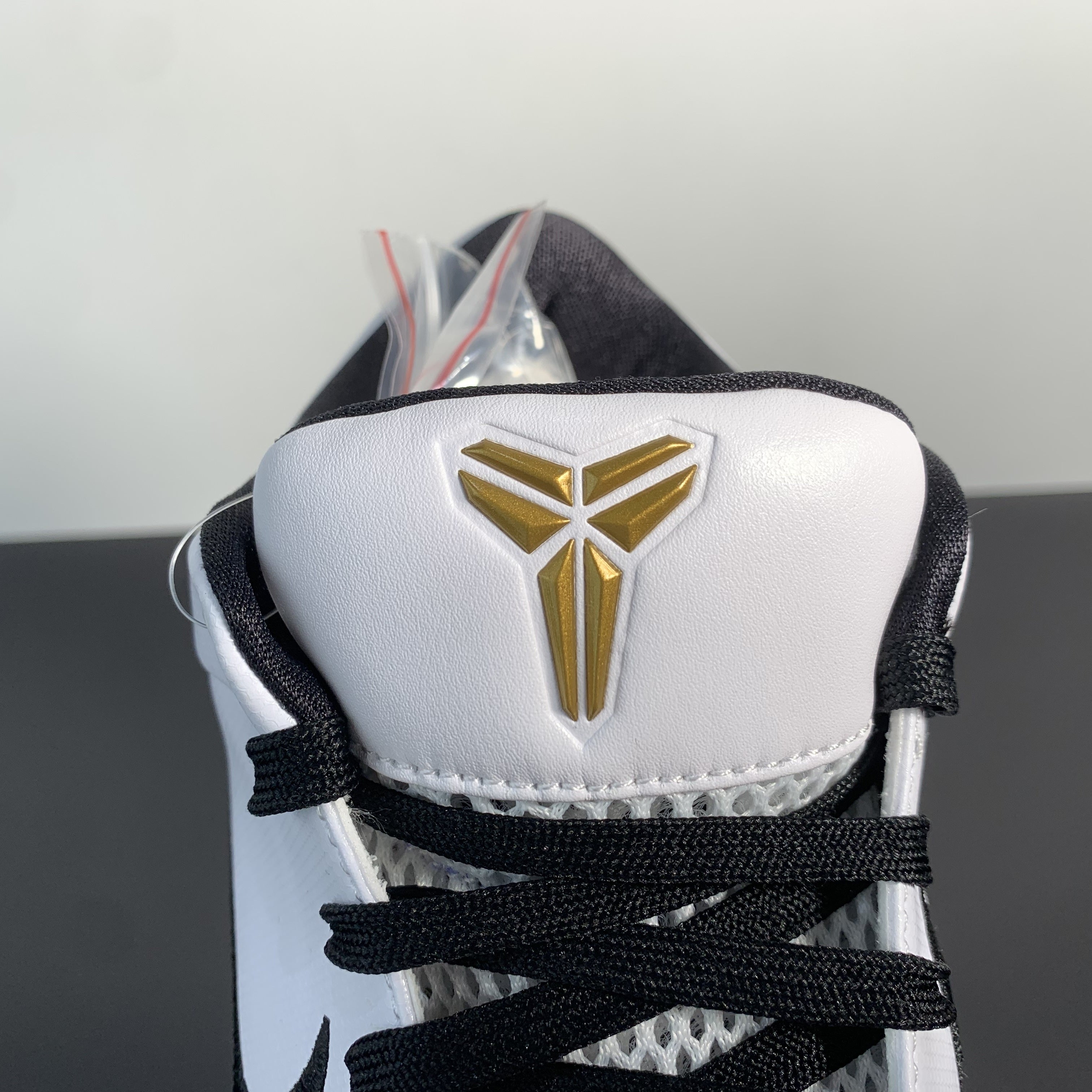 NK ZOOM KOBE 4 -Mambacita- Gigi 