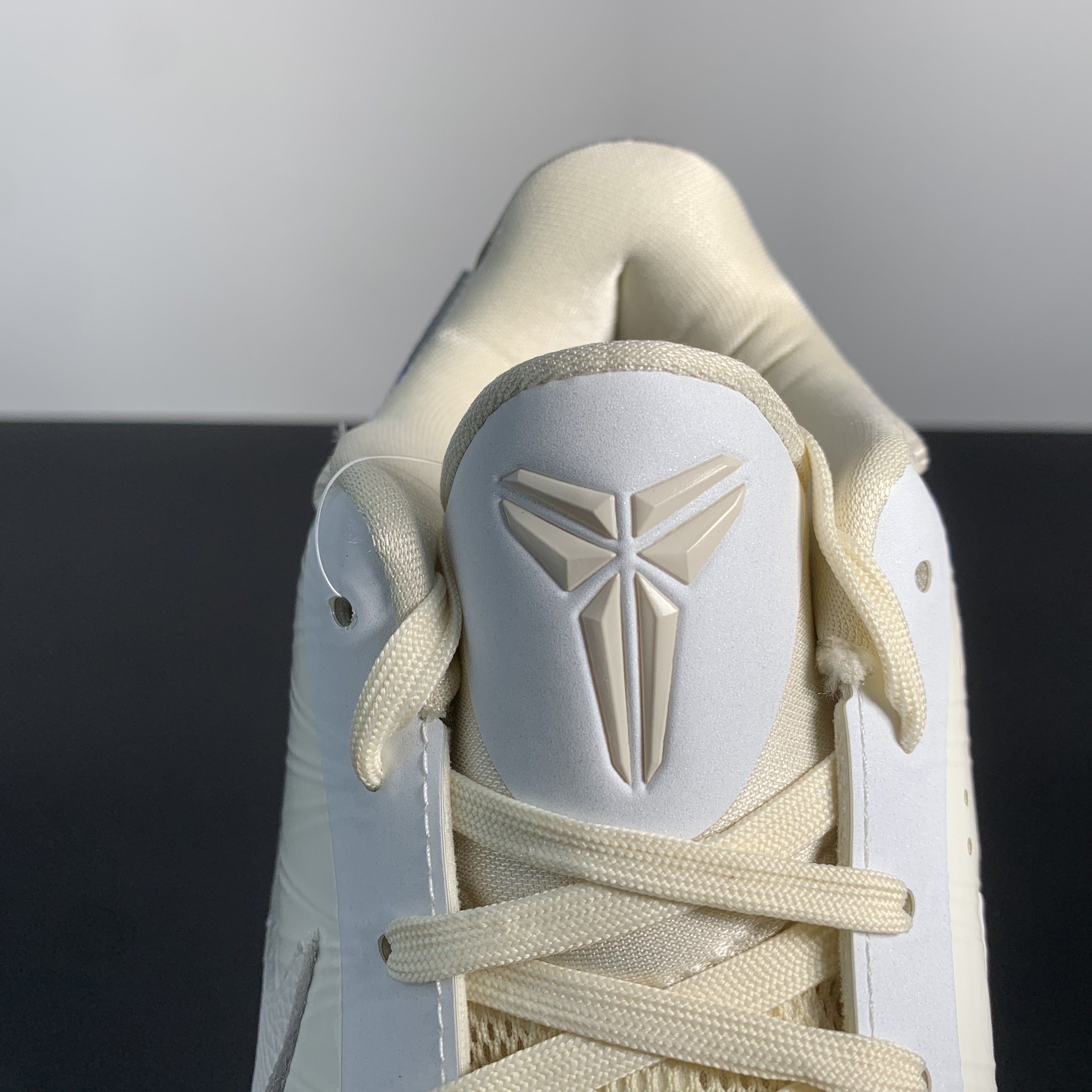 Off-White x NK ZOOM KOBE 5