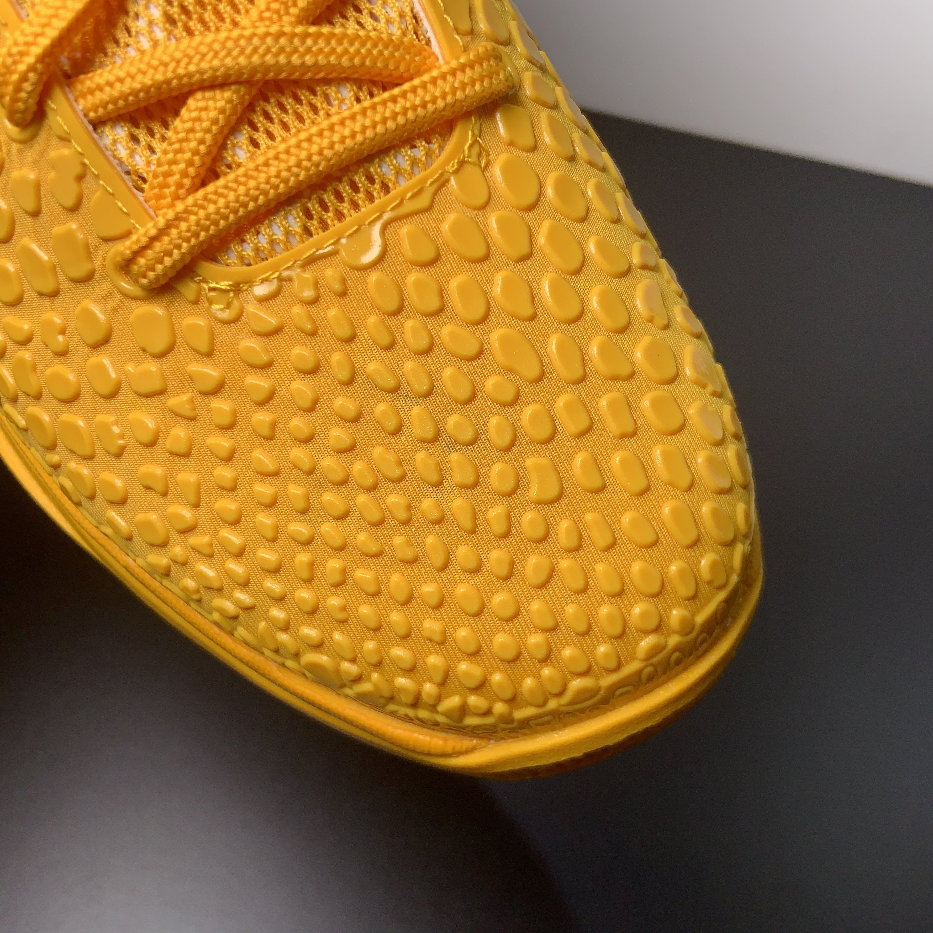 Off White x NK Zoom Kobe ZK5
