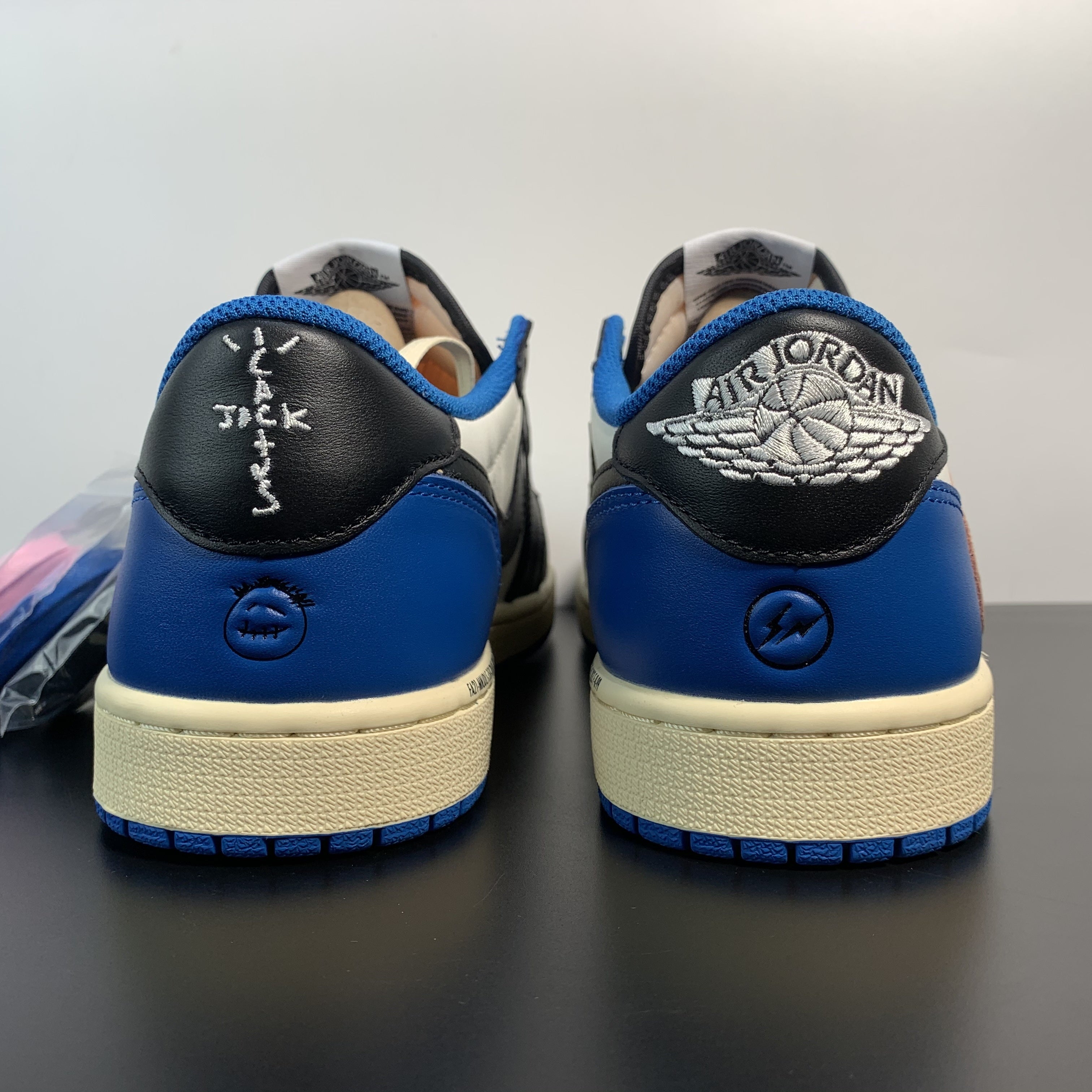Fragment Design x Travis Scott x Air Jordan 1 Retro Low 204.98 